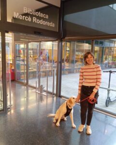 Team Poppy & Sally from Advance Language Centre en la biblioteca Merce Rodoreda y las actividades de lectura con perro en inglés.