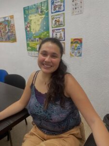 arah, nueva profesora de inglés en nuestra academia, sonriente y lista para enseñar a los alumnos.