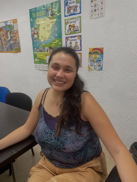 arah, nueva profesora de inglés en nuestra academia, sonriente y lista para enseñar a los alumnos.