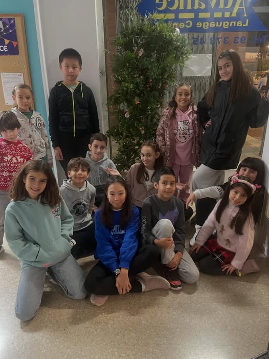 Grupo de niños participando en un Taller de Navidad en Advance Language Centre, disfrutando de manualidades y actividades navideñas en inglés.