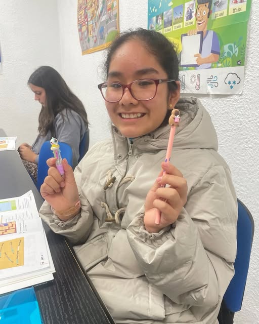 Estudiante del Mes de Noviembre sonriendo en el aula de la escuela de inglés,
