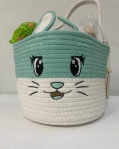 Cesta de Pascua con forma de conejo en tonos verde y blanco, con orejas y rostro bordado