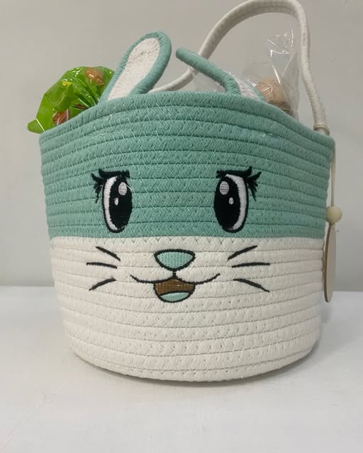 Cesta de Pascua con forma de conejo en tonos verde y blanco, con orejas y rostro bordado