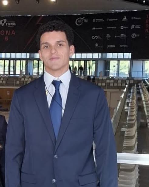 Omar celebra haber aprobado el examen Cambridge B2 First (FCE)